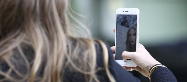 Selfie no smartphone - Sputnik Brasil