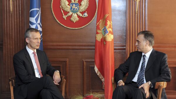 Secretário geral da OTAN Jens Stoltenber fala com presidente de Montenegro Filip Vujanovic - Sputnik Brasil