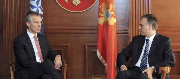 Secretário geral da OTAN Jens Stoltenber fala com presidente de Montenegro Filip Vujanovic - Sputnik Brasil
