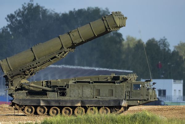 Sistemas S-500 permitirão à Rússia se defender contra ameaças espaciais, diz especialista - Sputnik Brasil