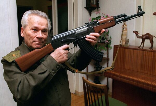 General Mikhail Kalashnikov, engenheiro militar russo famoso pela criação dos rifles de assalto AK-47, AKM, AK-74 e da metralhadora PK. O rifle de assalto AK-47 é o mais popular e amplamente utilizado no mundo. É conhecido por sua confiabilidade em mais diversas condições e pela facilidade no manuseio. - Sputnik Brasil