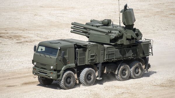 Mísseis de curto e médio alcance do tipo terra-ar do sistema antiaéreo Pantsir-S1. O Pantsir-S1 conta com dois canhões de 30 mm e com 12 mísseis 57E6 de curto alcance teleguiados por rádio. O sistema foi projetado para atingir uma variedade de alvos aéreos em altitudes de cinco metros a 10 quilômetros, em uma faixa de 200 metros a 20 quilômetros. - Sputnik Brasil