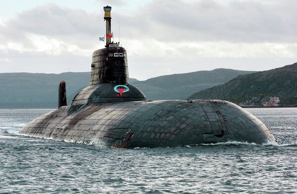 Um dos maiores submarinos nucleares russos construídos ainda na época da União Soviética é o Typhoon (Akula), que continua a ser o maior do mundo com cerca de 25.000 toneladas métricas (27.500 toneladas). Visto de frente no Mar de Barents, Ártico russo, nesta fotografia de setembro de 2001 - Sputnik Brasil