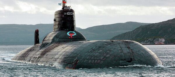 Um dos maiores submarinos nucleares russos construídos ainda na época da União Soviética é o Typhoon (Akula), que continua a ser o maior do mundo com cerca de 25.000 toneladas métricas (27.500 toneladas). Visto de frente no Mar de Barents, Ártico russo, nesta fotografia de setembro de 2001 - Sputnik Brasil