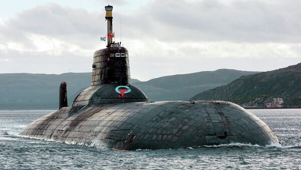Um dos maiores submarinos nucleares russos construídos ainda na época da União Soviética é o Typhoon (Akula), que continua a ser o maior do mundo com cerca de 25.000 toneladas métricas (27.500 toneladas). Visto de frente no Mar de Barents, Ártico russo, nesta fotografia de setembro de 2001 - Sputnik Brasil