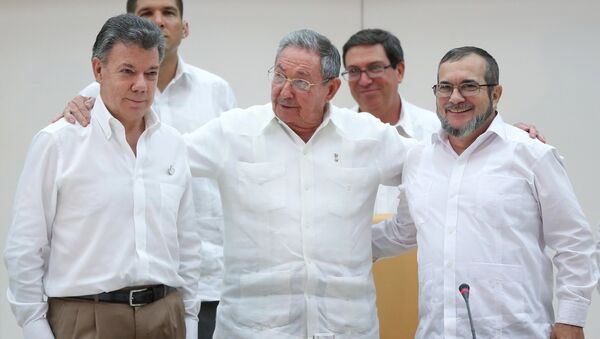 Presidente da Colômbia, Juan Manuel Santos (esquerda), presidente de Cuba, Raul Castro (centro), e líder das FARC, Rodrigo Londoño Echeverri (direita) - Sputnik Brasil