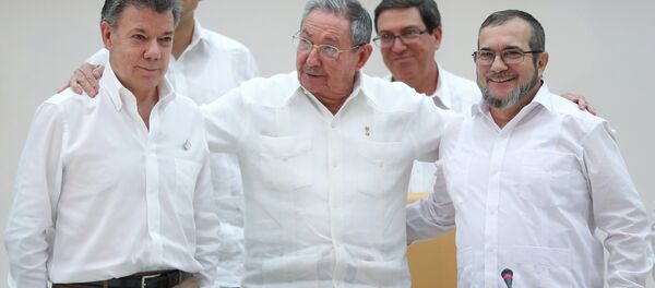 Presidente da Colômbia, Juan Manuel Santos (esquerda), presidente de Cuba, Raul Castro (centro), e líder das FARC, Rodrigo Londoño Echeverri (direita) Presidente da Colômbia, Juan Manuel Santos (esquerda), presidente de Cuba, Raul Castro (centro), e líder das FARC, Rodrigo Londoño Echeverri (direita) - Sputnik Brasil