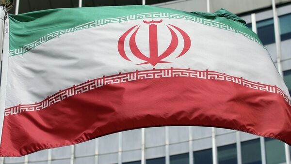 The Iranian flag flies in front of a UN building. - Sputnik Brasil