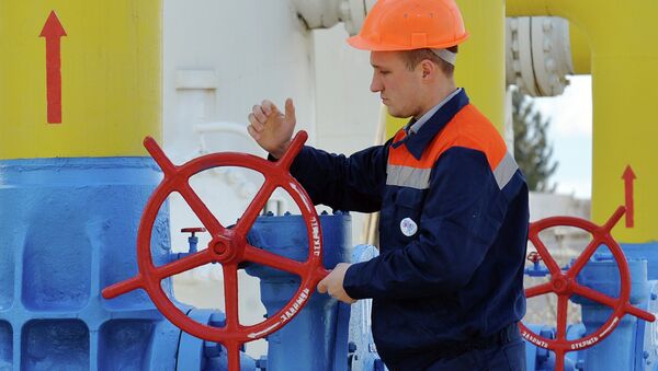 An employee turns a valve of a gas installation during a training exercise for handling emergencies at a gas-pumping station on the gas pipeline in the small town Boyarka on April 22, 2015 in the Kiev region - Sputnik Brasil