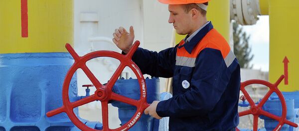An employee turns a valve of a gas installation during a training exercise for handling emergencies at a gas-pumping station on the gas pipeline in the small town Boyarka on April 22, 2015 in the Kiev region - Sputnik Brasil