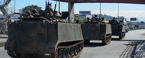 Retirada do Corpo de Fuzileiros Navais do Complexo de Favelas da Maré, na zona norte do Rio, em 30 de junho de 2015 Retirada do Corpo de Fuzileiros Navais do Complexo de Favelas da Maré, na zona norte do Rio, em 30 de junho de 2015 - Sputnik Brasil