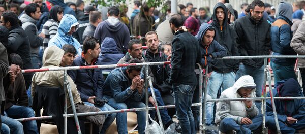 Refugiados e imigrantes esperam pelo Escritório de Serviços Sociais em Berlim, Alemanha, 11 de setembro de 2015 - Sputnik Brasil