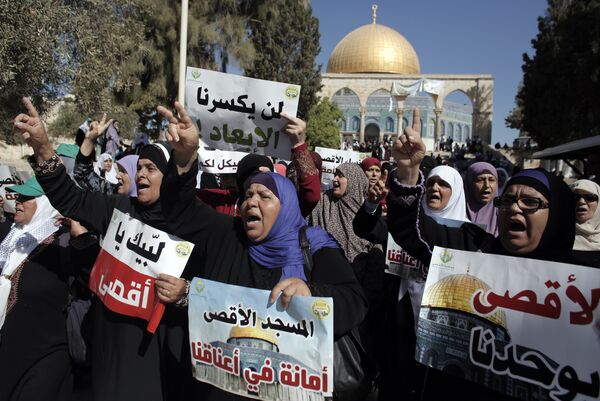 Mulheres palestinianas protestam em frente da Cúpula de Rocha em Jerusalém Oriental, 27 de setembro de 2015  - Sputnik Brasil