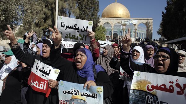 Mulheres palestinianas protestam em frente da Cúpula de Rocha em Jerusalém Oriental, 27 de setembro de 2015 - Sputnik Brasil