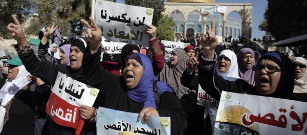 Mulheres palestinianas protestam em frente da Cúpula de Rocha em Jerusalém Oriental, 27 de setembro de 2015 - Sputnik Brasil