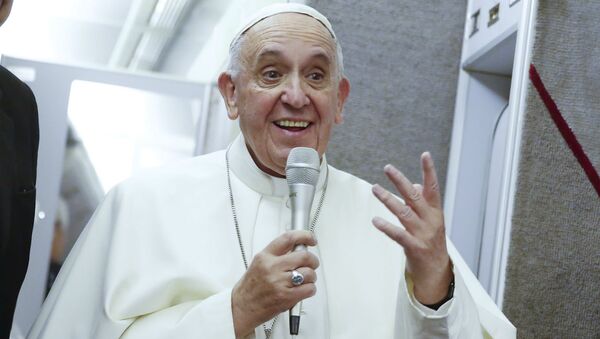 Papa Francisco durante voo de retorno a Roma vindo dos EUA. - Sputnik Brasil