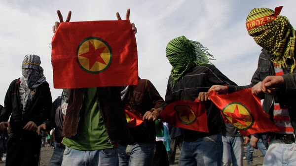Curdos com bandeiras do PKK em Istambul, Turquia - Sputnik Brasil