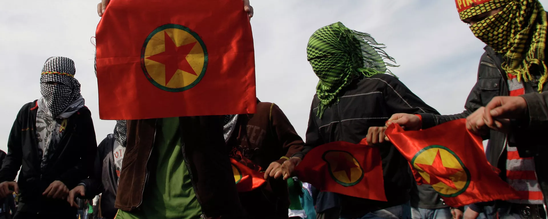 Curdos com bandeiras do PKK em Istambul, Turquia - Sputnik Brasil, 1920, 15.02.2025