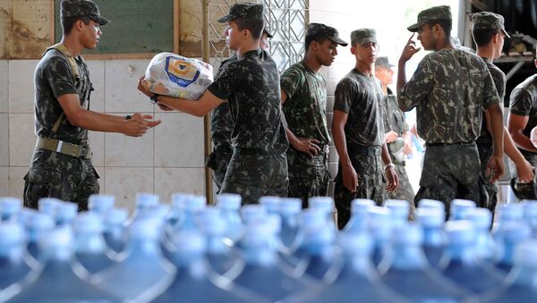 Soldados brasileiros preparam ajuda humanitária para refugiados (foto de arquivo) - Sputnik Brasil