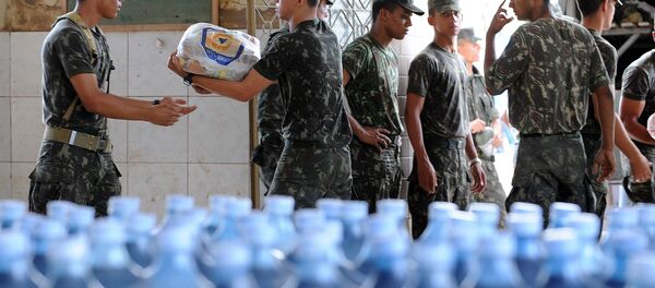 Soldados brasileiros preparam ajuda humanitária para refugiados (foto de arquivo) - Sputnik Brasil
