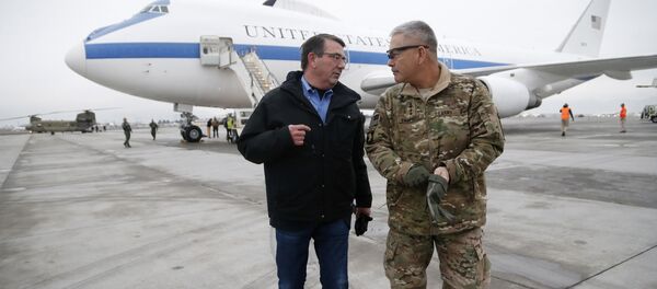 Secretário de Defesa dos EUA Ashton Carter (Esq) - Sputnik Brasil