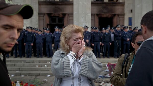 Uma mulher chora em Odessa, na Ucrânia, onde mais de 50 pessoas morreram tentando escapar durante confrontos em 2014 - Sputnik Brasil