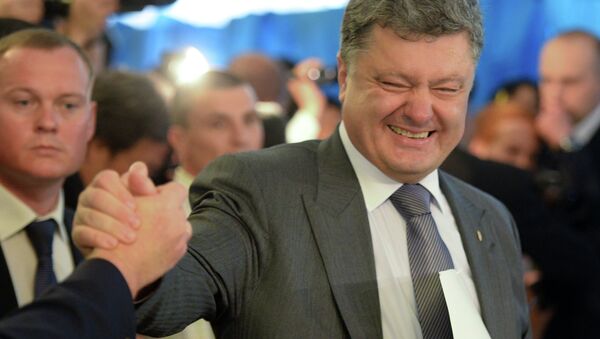 Petro Poroshenko, Ukrainian presidential candidate, takes part in the early presidential election at a polling station in Kiev. - Sputnik Brasil