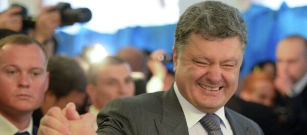 Petro Poroshenko, Ukrainian presidential candidate, takes part in the early presidential election at a polling station in Kiev. - Sputnik Brasil