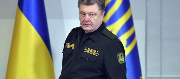 Ukrainian President Petro Poroshenko arrives for a live broadcast in Kiev to order the military to implement a ceasefire early on February 15, 2015 - Sputnik Brasil
