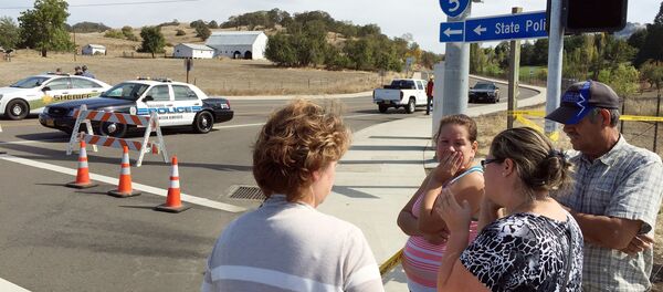 Polícia bloqueia estradas nas proximidades da Umpqua Community College, no Oregon, após tiroteio com vários mortos e feridos - Sputnik Brasil