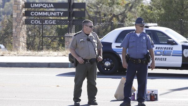 Policiais de guarda no local da chacina na Universidade Comunitária de Umpqua, em Rosenburg, Oregon - Sputnik Brasil