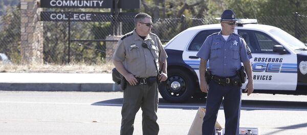 Policiais de guarda no local da chacina na Universidade Comunitária de Umpqua, em Rosenburg, Oregon - Sputnik Brasil