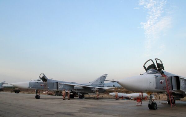 Su-24 em aeroporto perto de Latakia - Sputnik Brasil