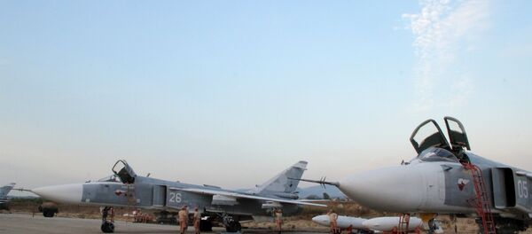 Su-24 em aeroporto perto de Latakia - Sputnik Brasil