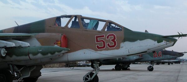 Su-25 no aeroporto Hmeymim, perto de Latakia, na Síria - Sputnik Brasil
