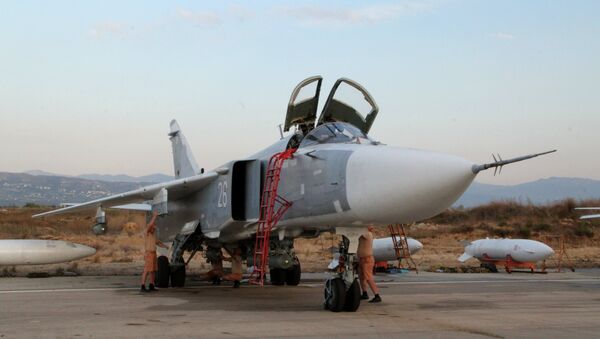 Pessoal técnico militar russo faz manutenção de aviões Su-24 no aeroporto Hmeimim, na Síria - Sputnik Brasil