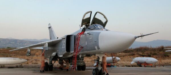 Pessoal técnico militar russo faz manutenção de aviões Su-24 no aeroporto Hmeimim, na Síria - Sputnik Brasil