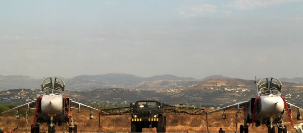 Su-24 russos na base russa perto de Latakia, na Síria - Sputnik Brasil