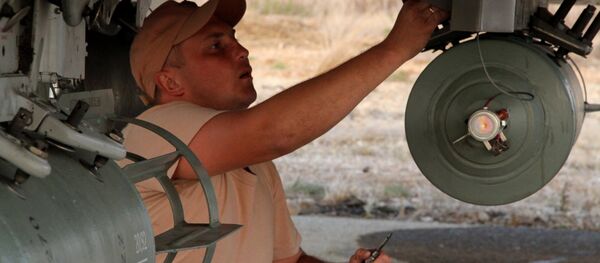 Manutenção de um caça Sukhoi na Síria - Sputnik Brasil