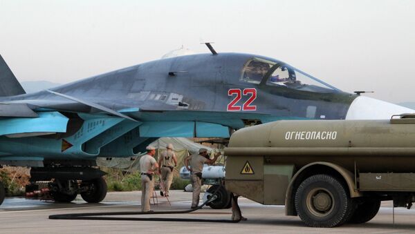 Técnicos reabastecem um Su-34 no aeroporto de Hmeimim, perto de Latakia, na Síria. - Sputnik Brasil