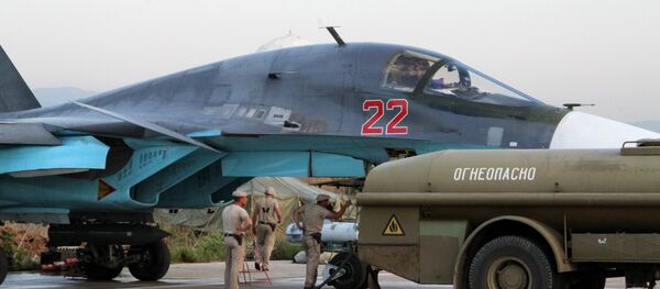 Técnicos reabastecem um Su-34 no aeroporto de Hmeimim, perto de Latakia, na Síria. - Sputnik Brasil