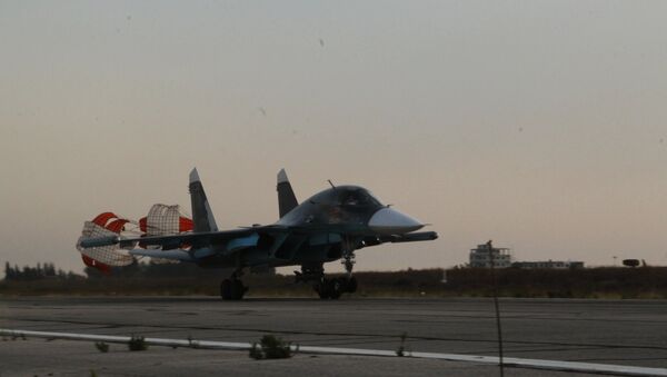 Um Su-34 pousa no aeroporto Hmeimim, na Síria - Sputnik Brasil