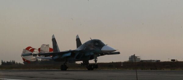 Um Su-34 pousa no aeroporto Hmeimim, na Síria - Sputnik Brasil
