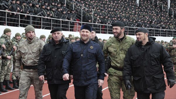 Líder da Chechênia Ramzan Kadyrov (centro) com os comandantes das Forças especiais - Sputnik Brasil