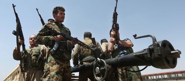 In this Wednesday, June 25, 2014 file photo, Kurdish peshmerga fighters take positions on the front line with militants from the al-Qaida-inspired Islamic State in Iraq and the Levant, in Tuz Khormato, 100 kilometers (62 miles) south of Kirkuk, northern Iraq - Sputnik Brasil