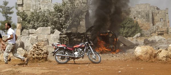 Veículo militam em chamas em base controlada por rebeldes em Idlib, Síria, 1º de outubro de 2015 Veículo militam em chamas em base controlada por rebeldes em Idlib, Síria, 1º de outubro de 2015 - Sputnik Brasil