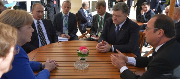 Sitting round a table for talks are from left, clockwise: German Chancellor Angela Merkel, Russian President Vladimir Putin, Ukrainian President Petro Poroshenko and French President Francois Hollande, during an informal meeting in Paris, France, Friday, Oct. 2, 2015, in a revived European push to bring peace to eastern Ukraine. - Sputnik Brasil