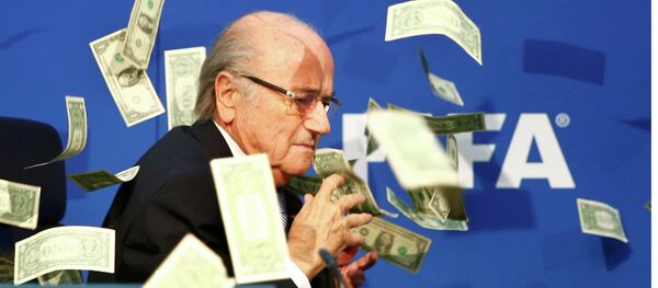 BrItish comedian known as Lee Nelson (unseen) throws banknotes at FIFA President Sepp Blatter as he arrives for a news conference after the Extraordinary FIFA Executive Committee Meeting at the FIFA headquarters in Zurich, Switzerland July 20, 2015. - Sputnik Brasil