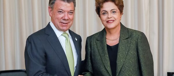 Dilma Rousseff e Juan Manuel Santos em encontro bilateral durante a Cúpula das Américas, em 10 de abril de 2015, no Panamá - Sputnik Brasil