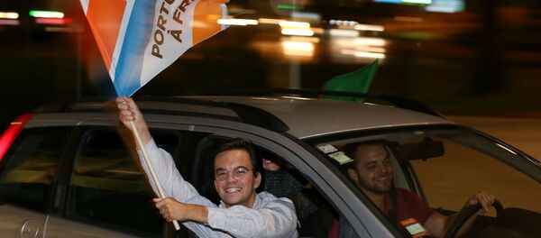 Partidários da coligação Portugal à Frente comemoram a vitória nas eleições do país; - Sputnik Brasil